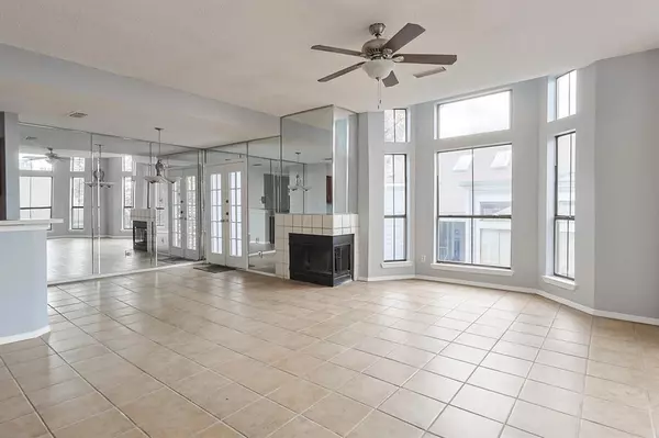 3420 Country Club Drive W #214, Irving, TX 75038