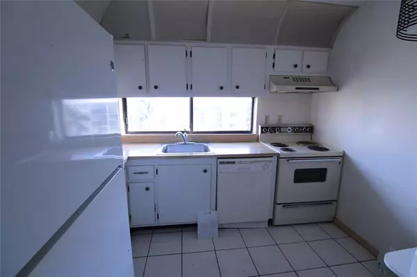 Sunny Isles Beach, FL 33160,17021 N Bay Rd #609