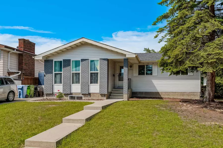 208 Woodpark PL SW, Calgary, AB T2M 2S5