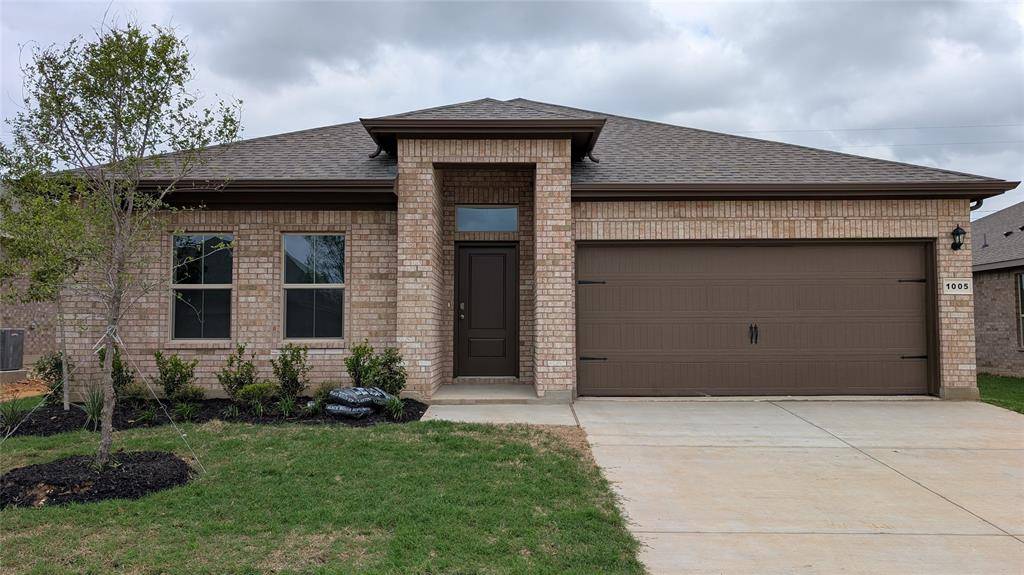 1005 TRACTION Trail, Cleburne, TX 76031