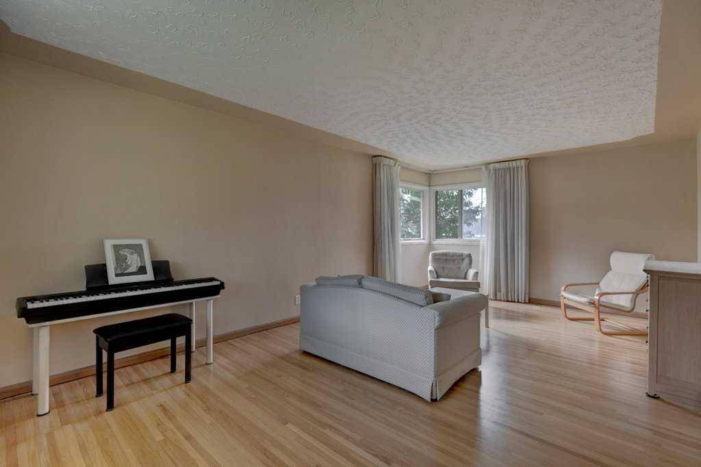 Calgary, AB T3E 4H7,39 Gladys Ridge RD SW