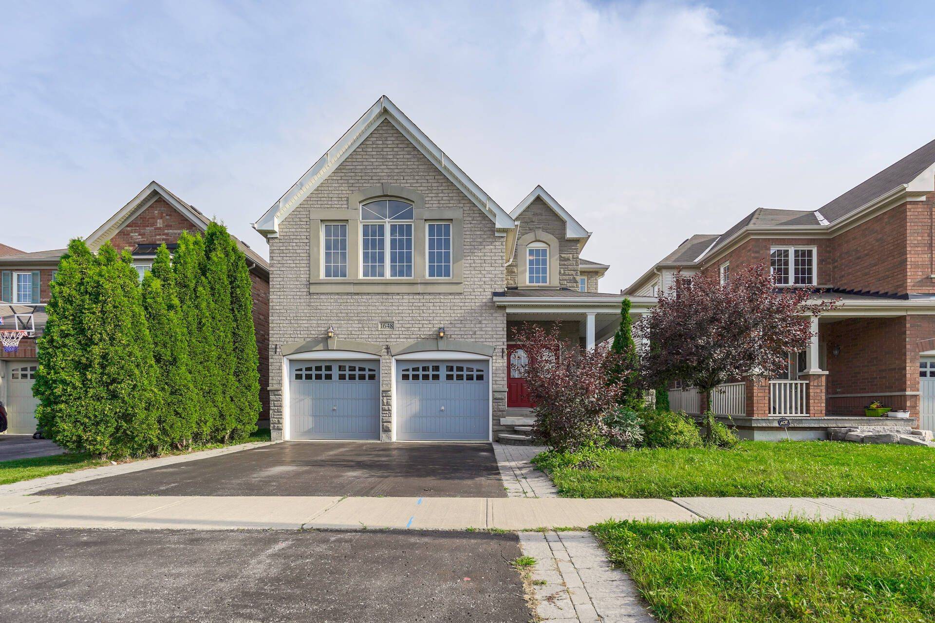 Oshawa, ON L1K 0K1,1648 Pennel DR #Upper