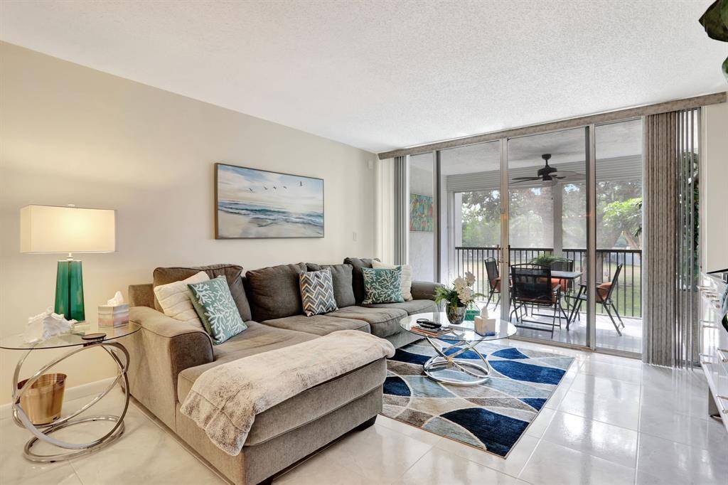 Lauderhill, FL 33319,3910 Inverrary Blvd #207B