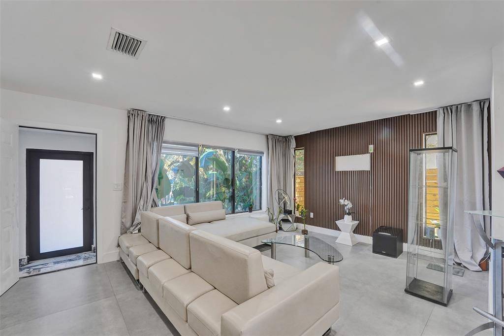 Hollywood, FL 33020,1446 Polk St