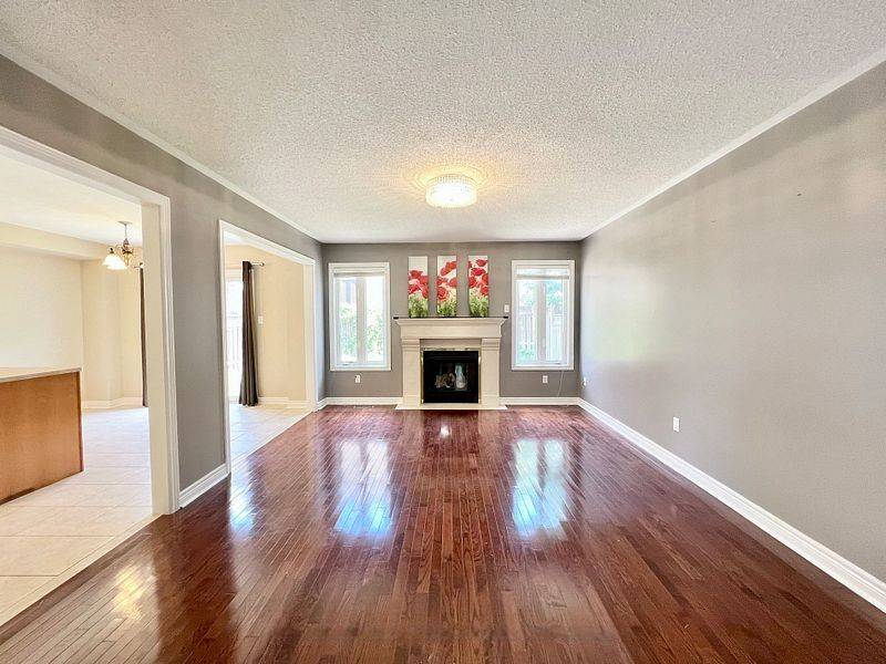 Newmarket, ON L3X 2Y7,863 Oaktree CRES