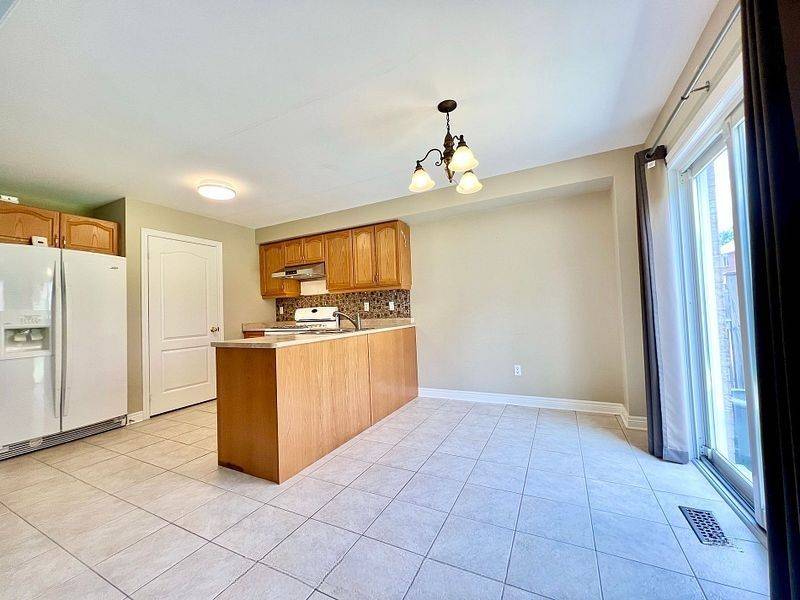 Newmarket, ON L3X 2Y7,863 Oaktree CRES