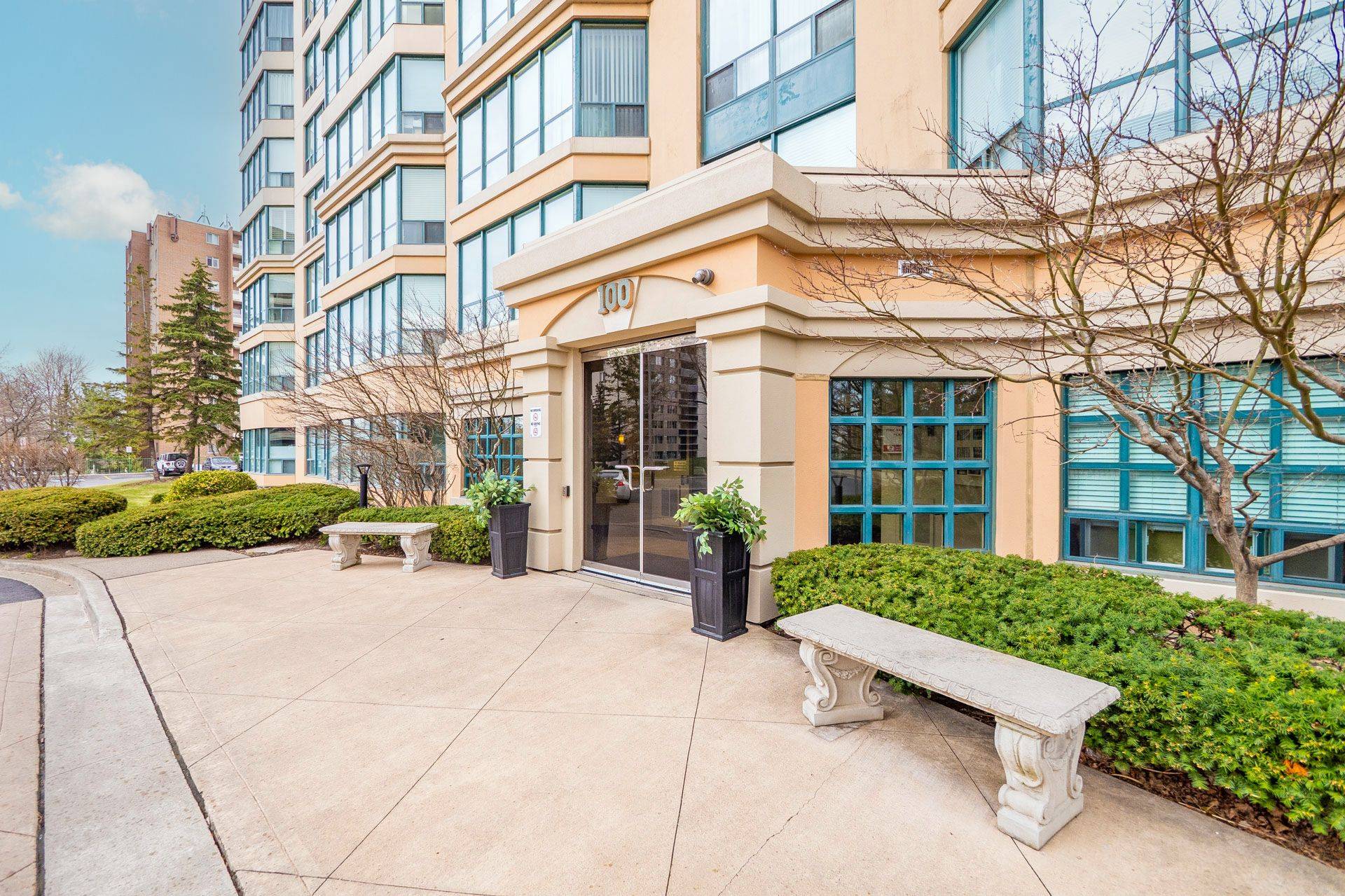 Milton, ON L9T 5E2,100 Millside DR #208