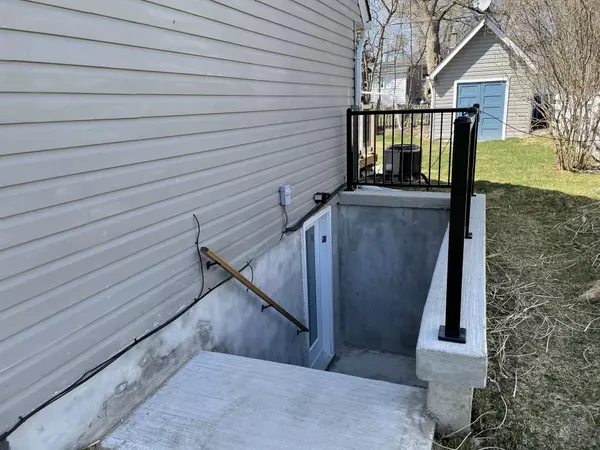 Barrie, ON L4M 2H5,82 Gunn ST #2