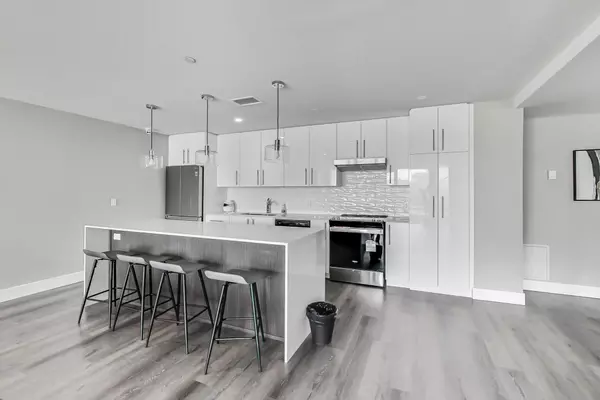 Hamilton, ON L8P 0C6,15 Queen ST S #907