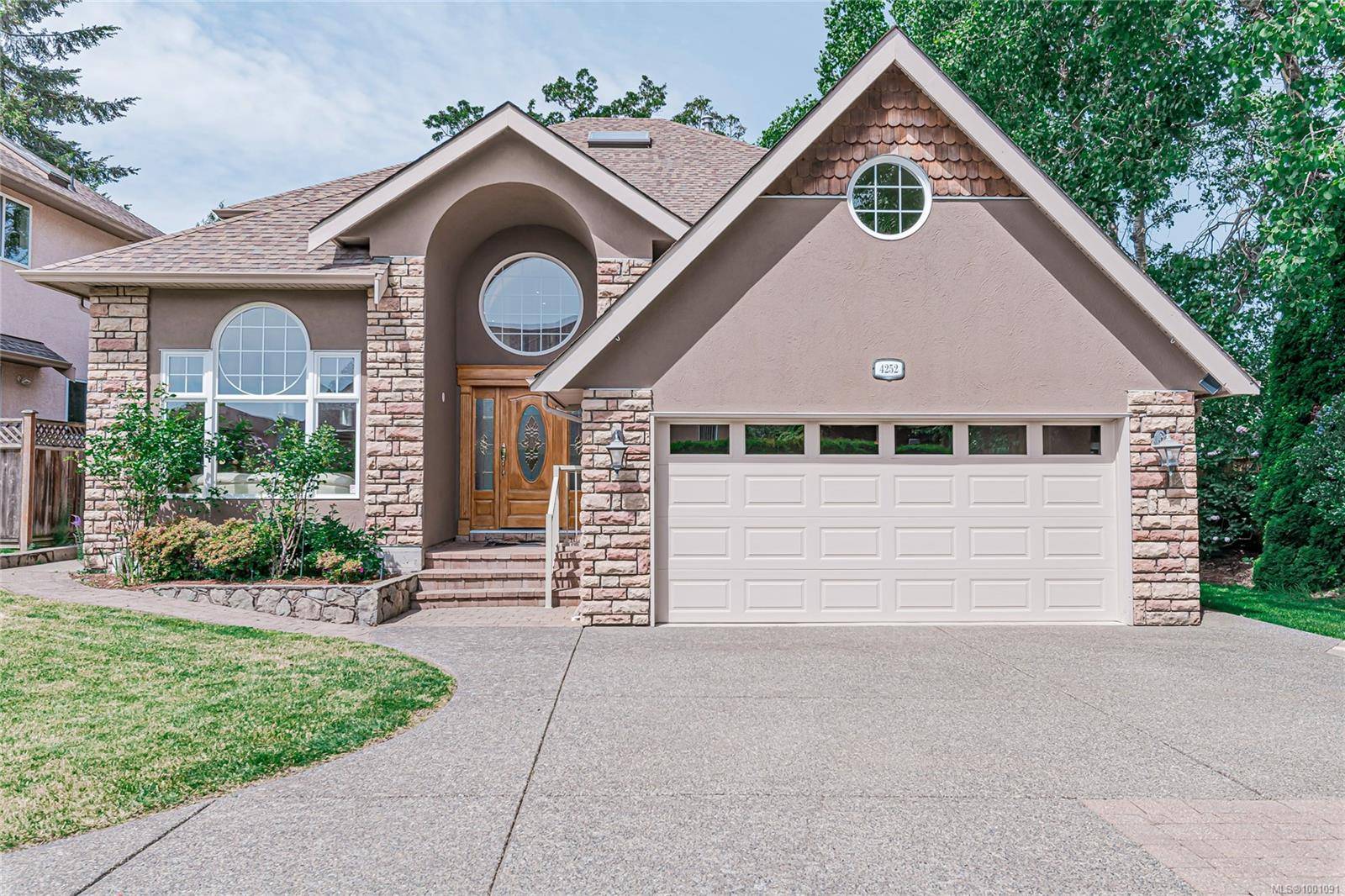 Saanich, BC V8N 6M8,4252 Oakview Close