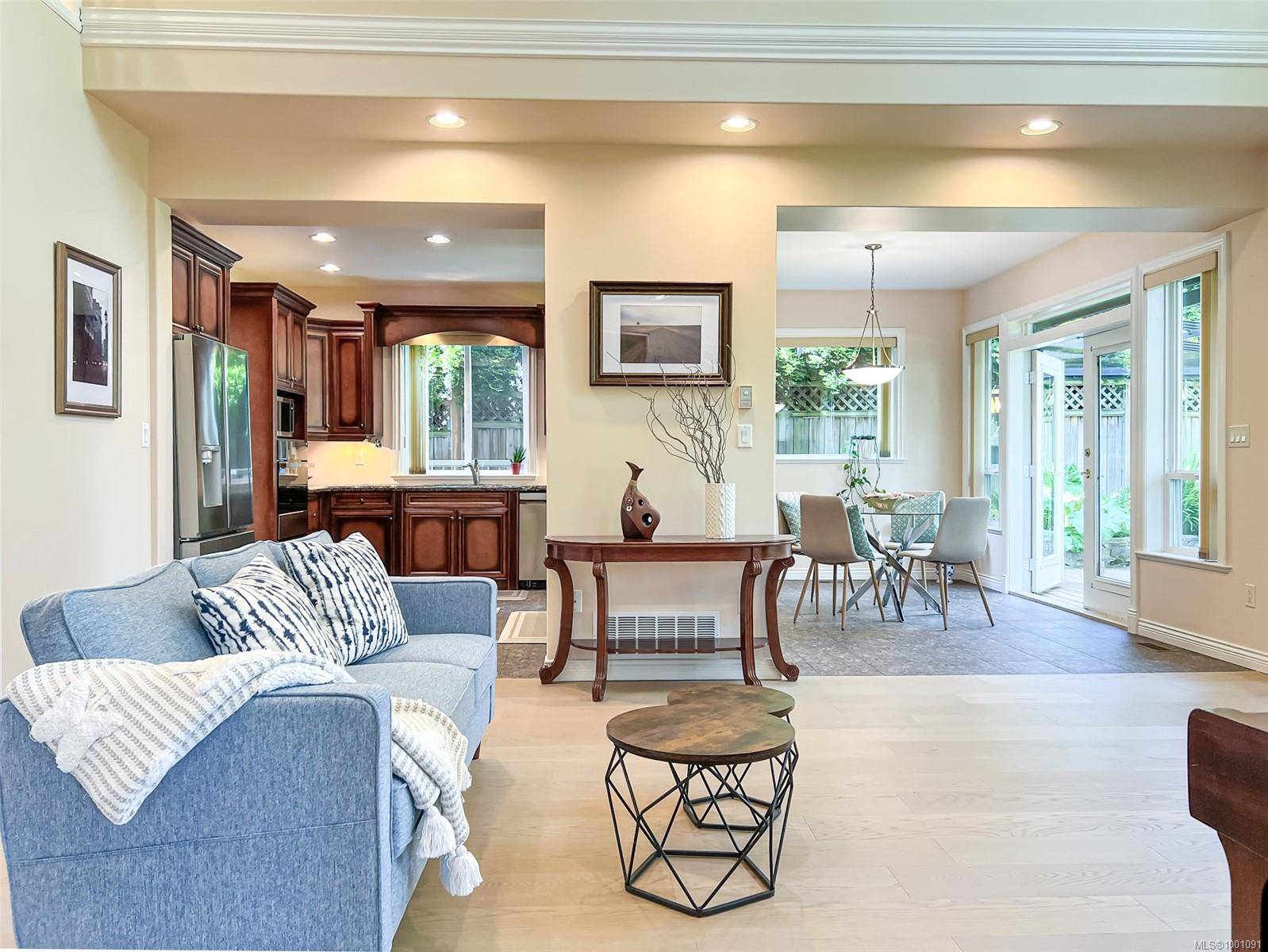 Saanich, BC V8N 6M8,4252 Oakview Close