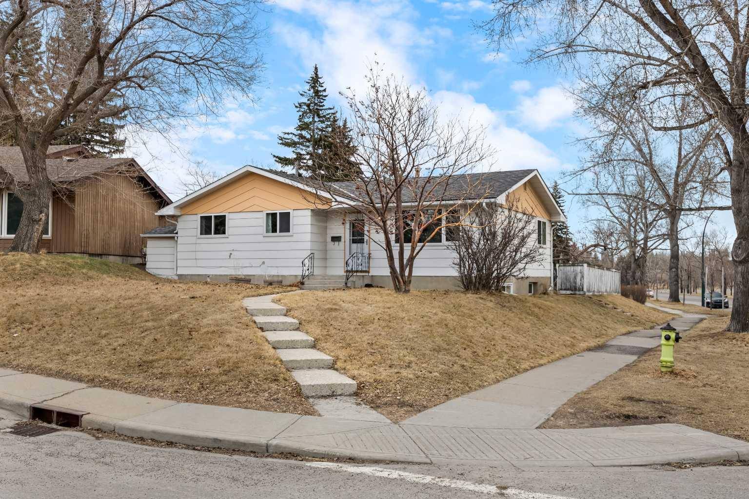 3404 Cardston CRES NW,  Calgary,  AB T2L 0S6