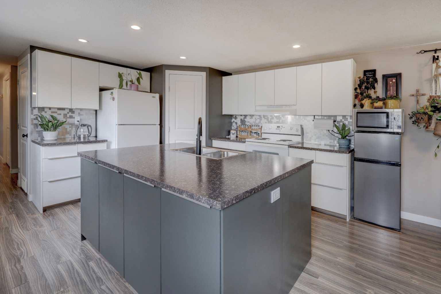 Olds, AB T4H1M2,8 Birch Close