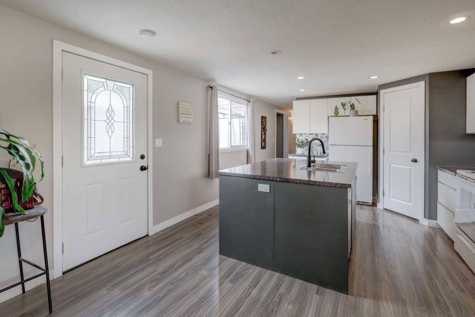 Olds, AB T4H1M2,8 Birch Close
