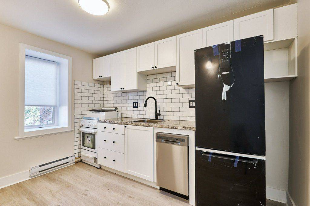 Toronto E06, ON M1L 3E3,15 Pharmacy AVE #Upper