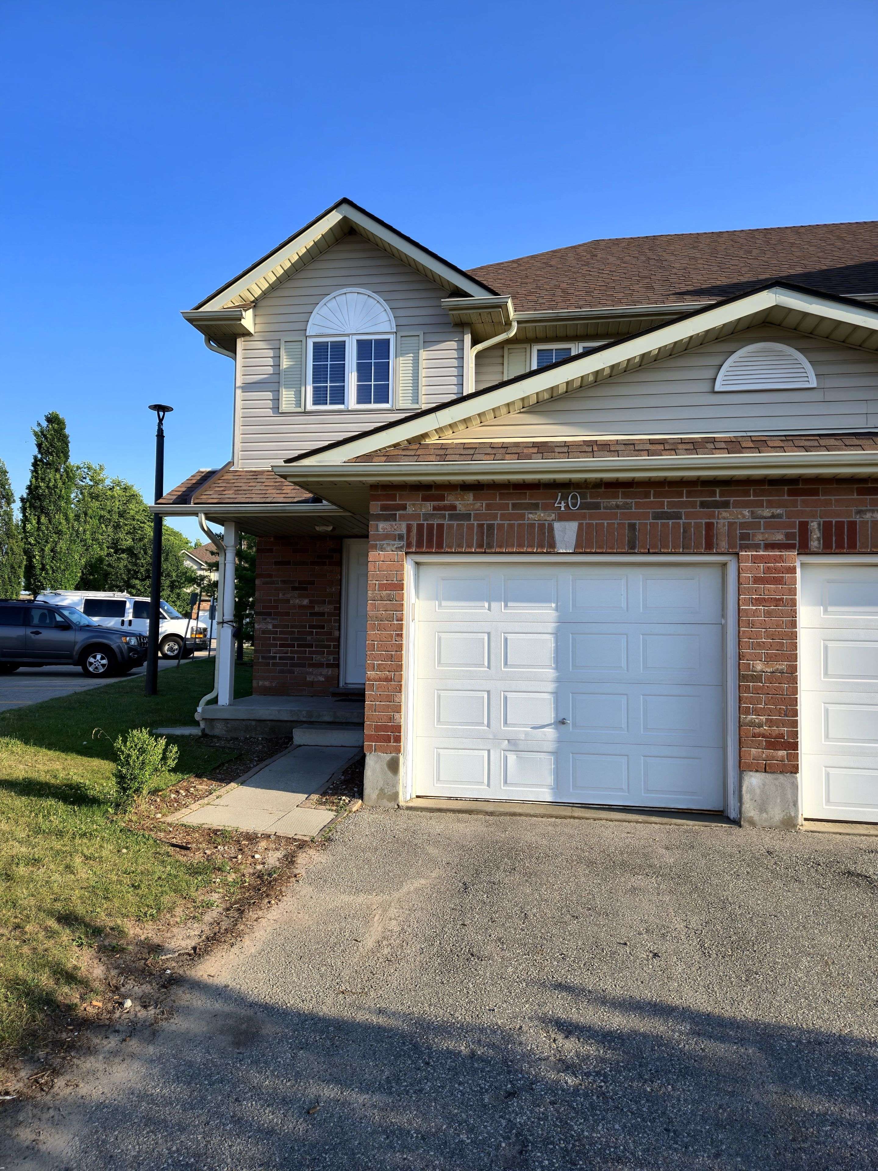 40 Fallowfield DR, Kitchener, ON N2C 0A8