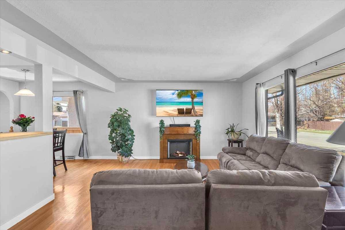 Calgary, AB T2L 1E7,4812 Carney RD NW