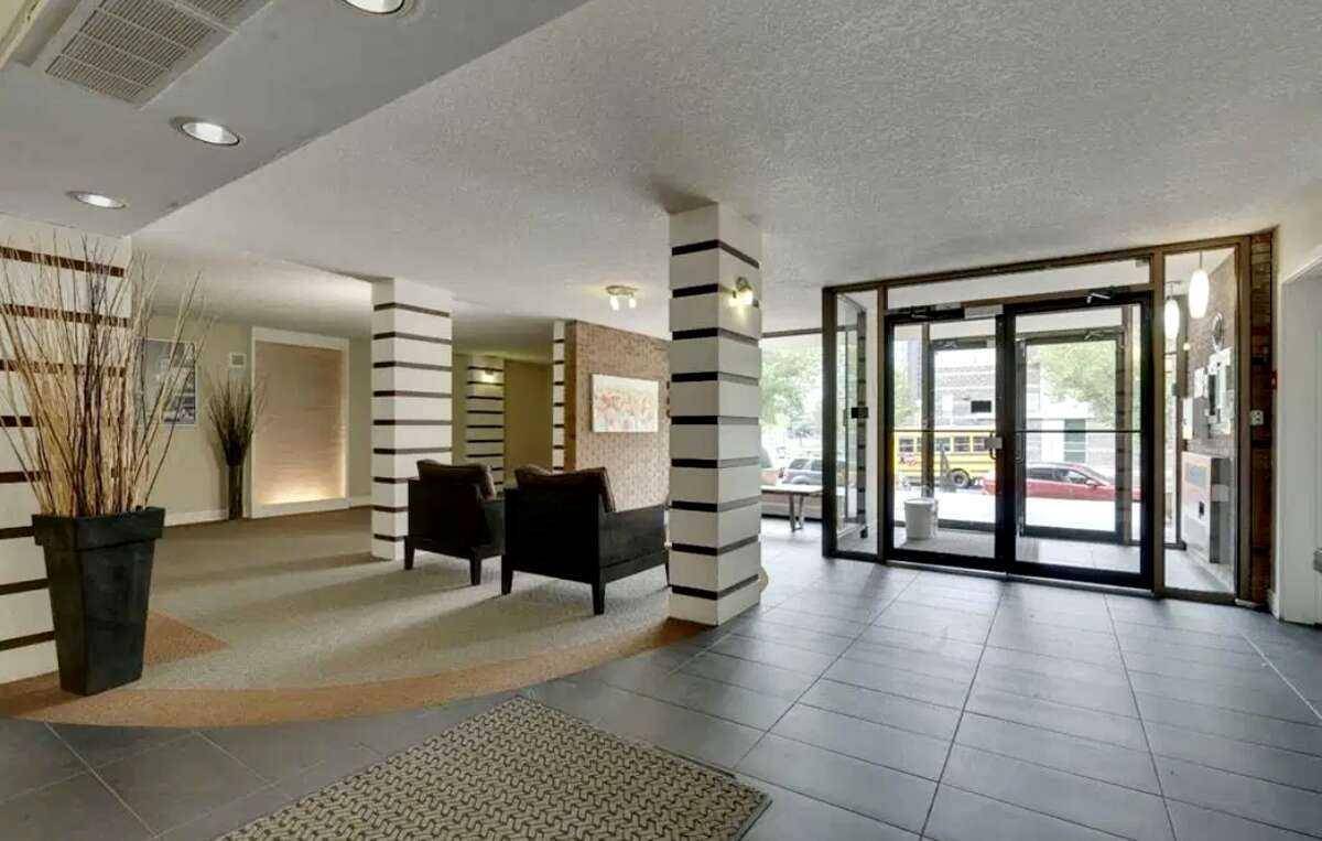 Calgary, AB T2R 0L7,1123 13 AVE SW #106
