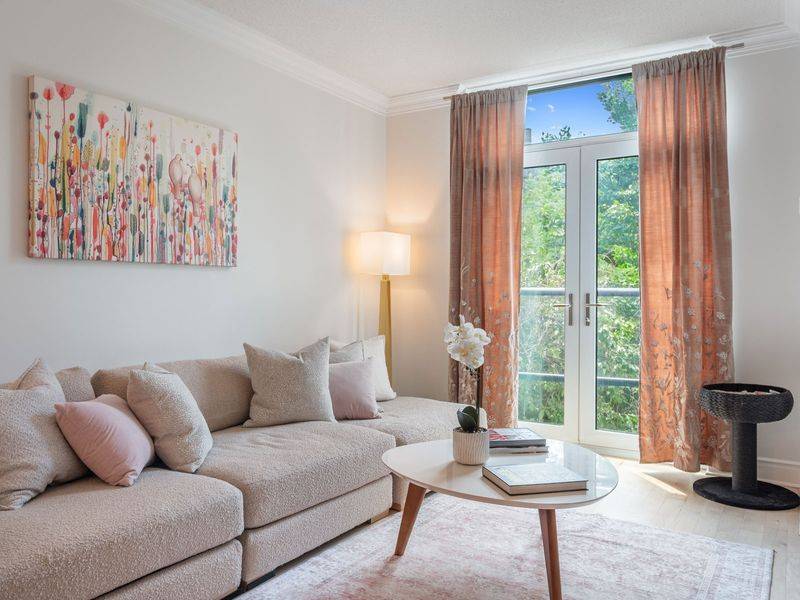 10 Delisle AVE #212, Toronto C02, ON M4V 3C6