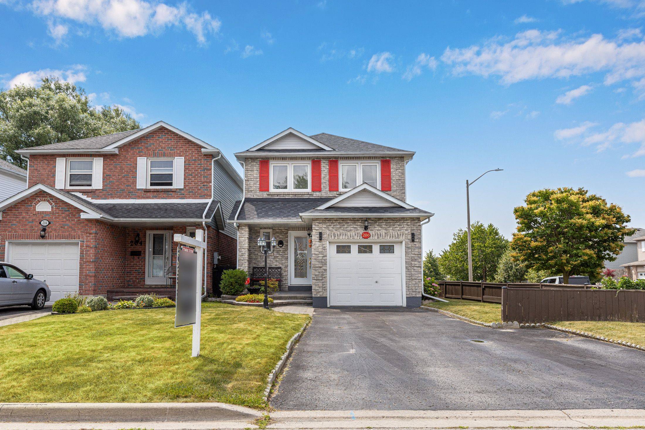 206 Adele CRES, Oshawa, ON L1J 7W5