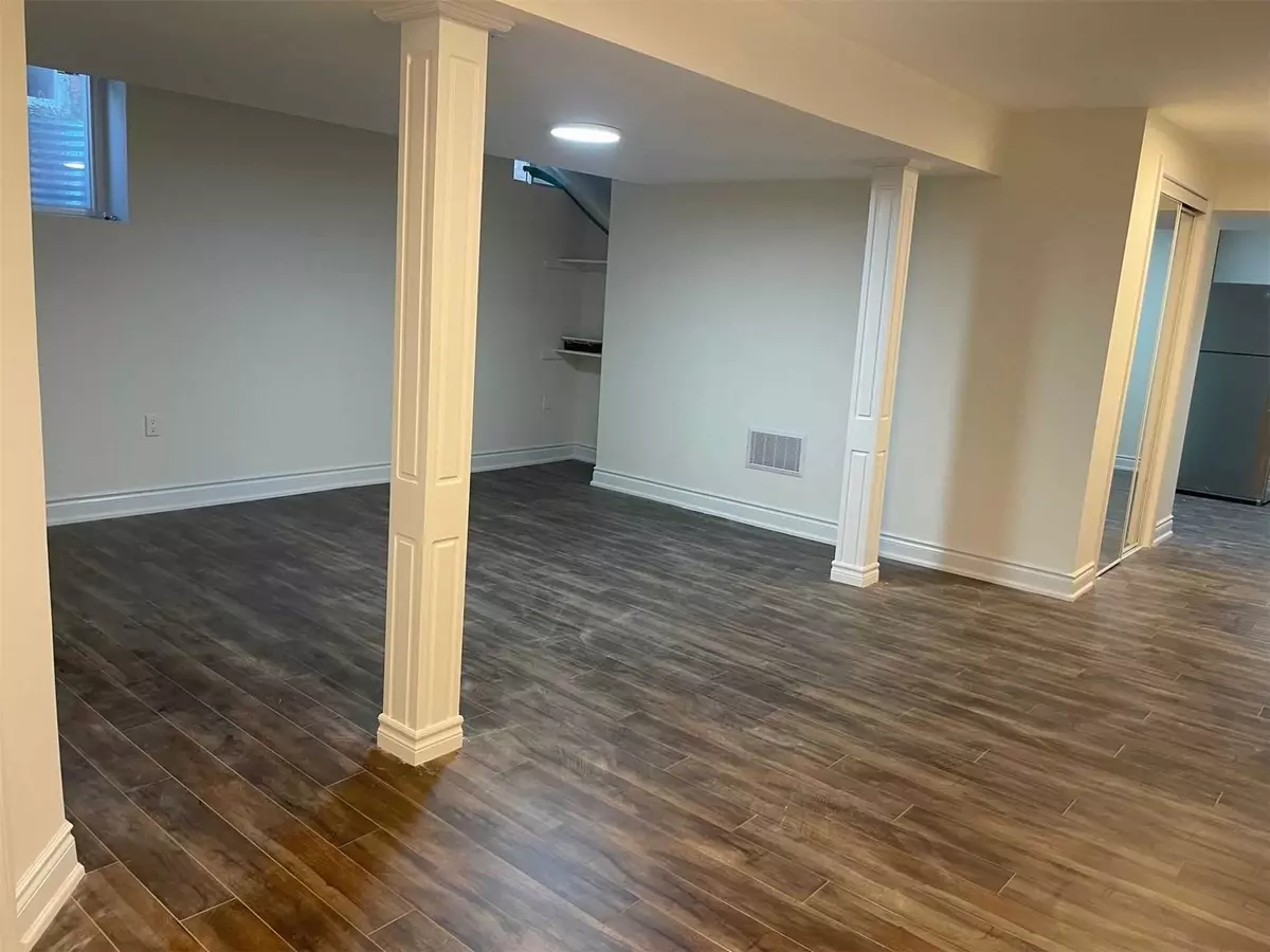 Mississauga, ON L5V 2G6,6388 Newcombe DR