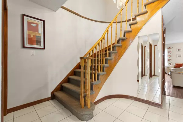 Oshawa, ON L1J 7W5,206 Adele CRES