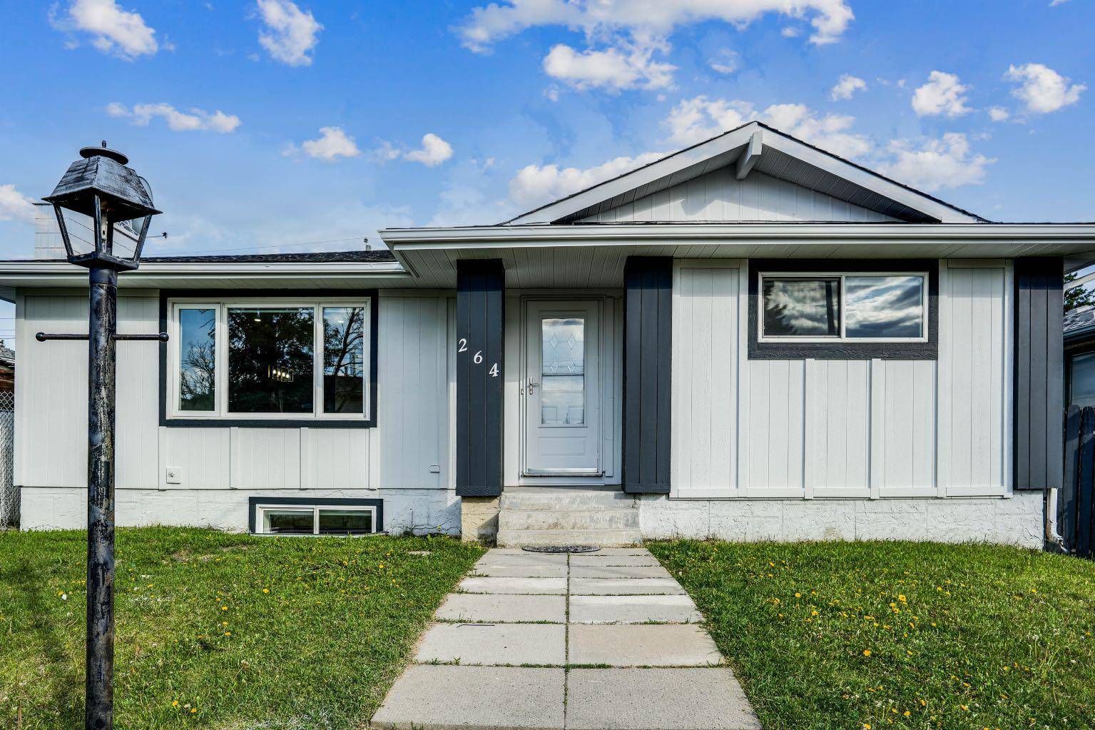 Calgary, AB T2A 3P1,264 Penbrooke Close SE