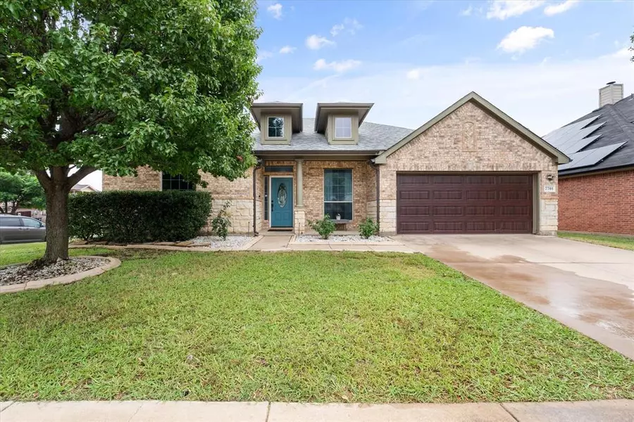 7701 Labrador Drive, Arlington, TX 76002