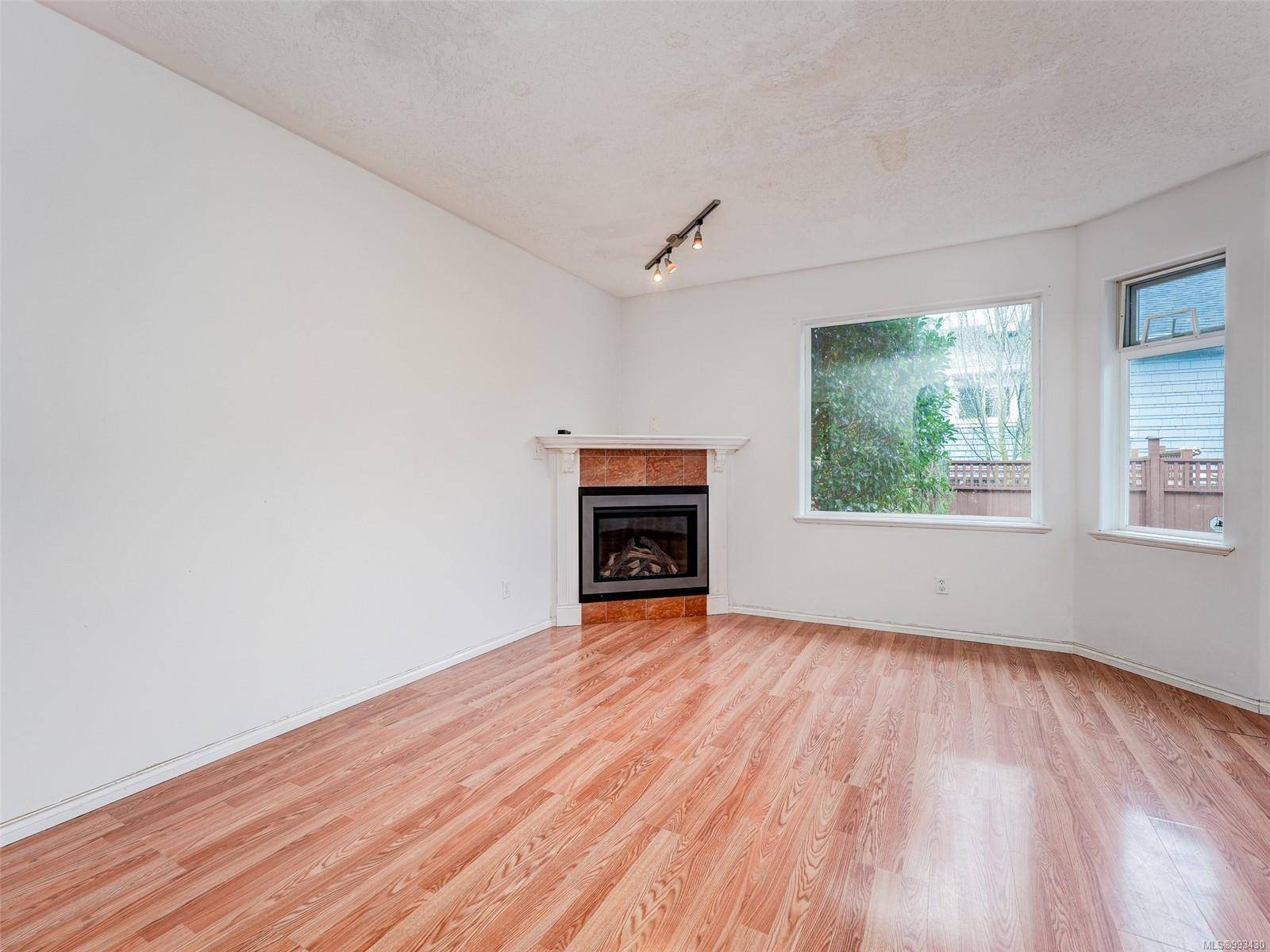 Esquimalt, BC V9A 4G5,922 Arm St #12