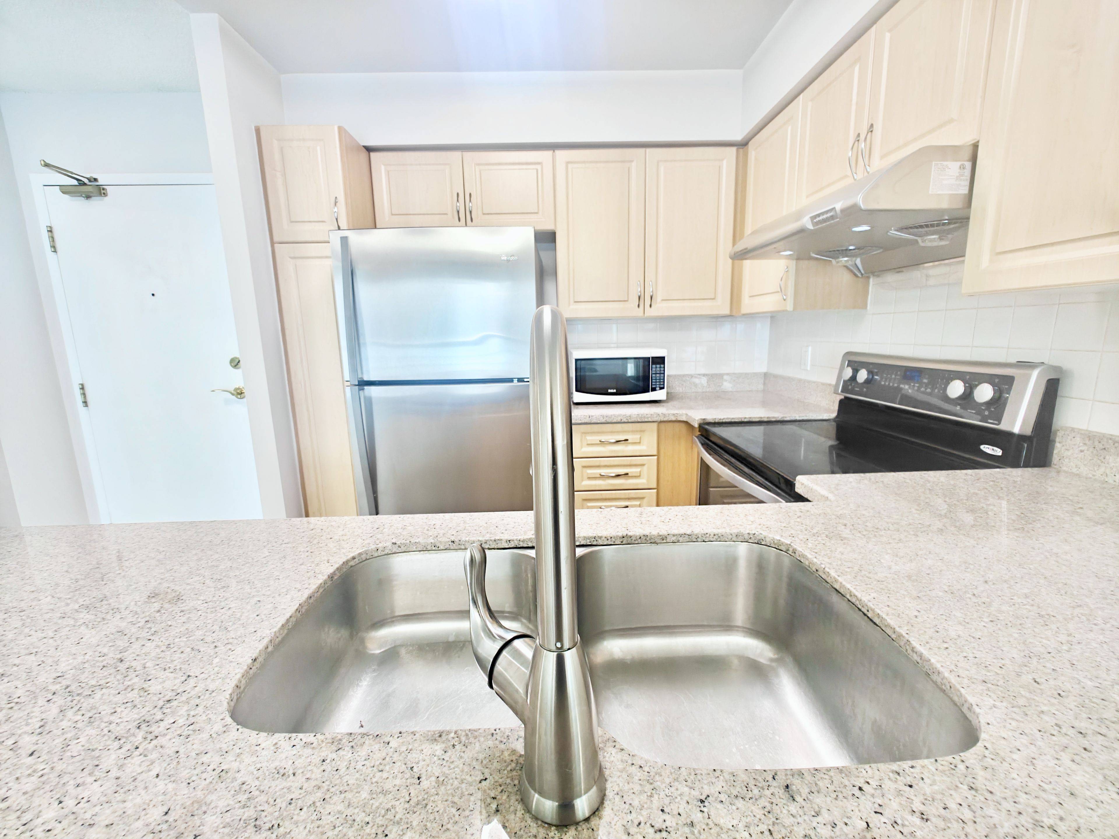 Toronto C14, ON M2N 6Y6,8 Hillcrest AVE #916
