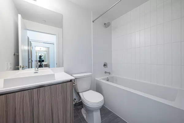 Toronto W06, ON M8Y 0C7,251 Manitoba ST #828