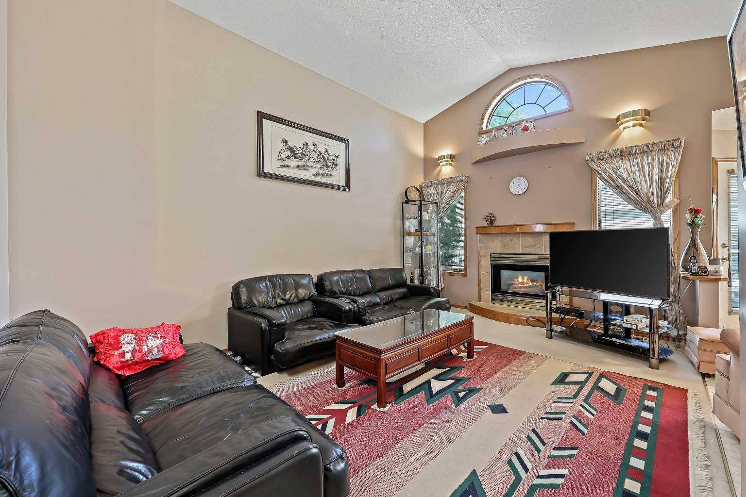 Calgary, AB T3A 4Y3,184 Hampshire CIR Northwest