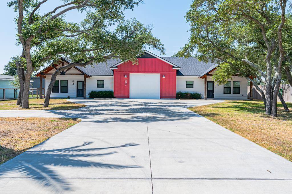407 S KOSSUTH ST, Rockport, TX 78382