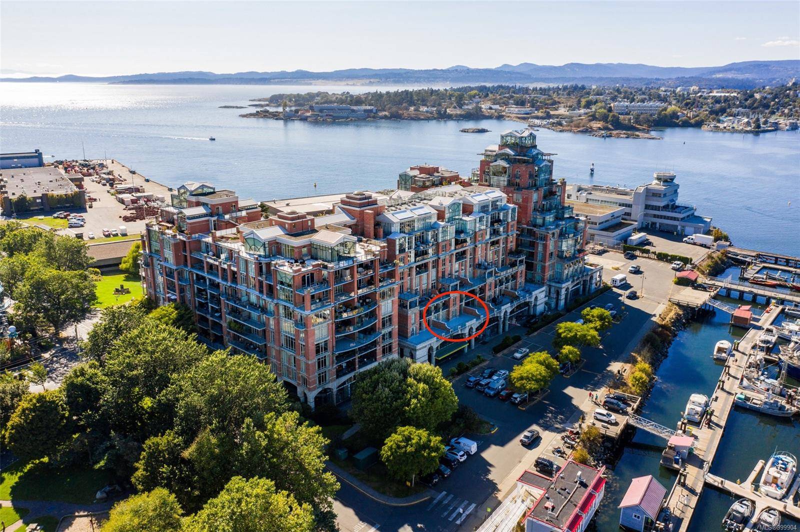 Victoria, BC V8V 4Z9,21 Dallas Rd #323