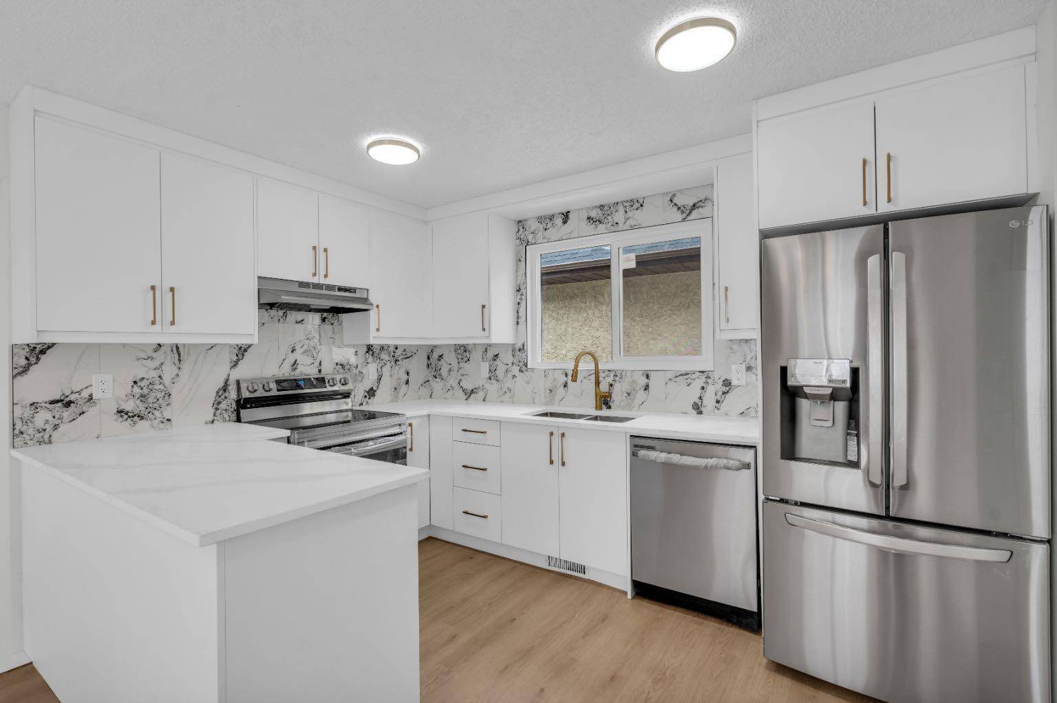 122 Sandstone DR NW, Calgary, AB T3K 3A6