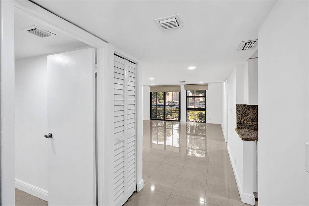 Aventura, FL 33180,20400 W Country Club Dr #118