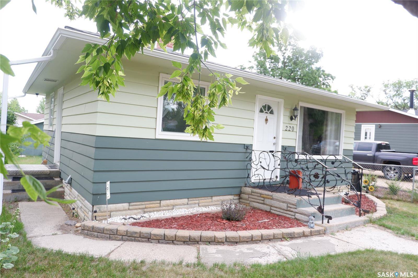 220 6th AVENUE W, Assiniboia, SK S0H 0B0