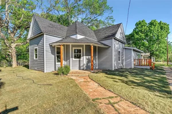 702 S 4th Street, Bonham, TX 75418