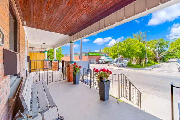 Toronto C02, ON M6G 3B5,221 Christie ST