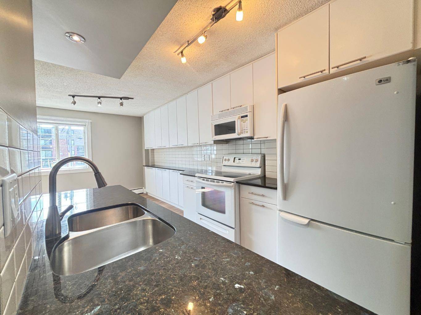 Calgary, AB T2V 0H3,501 57 AVE SW #207