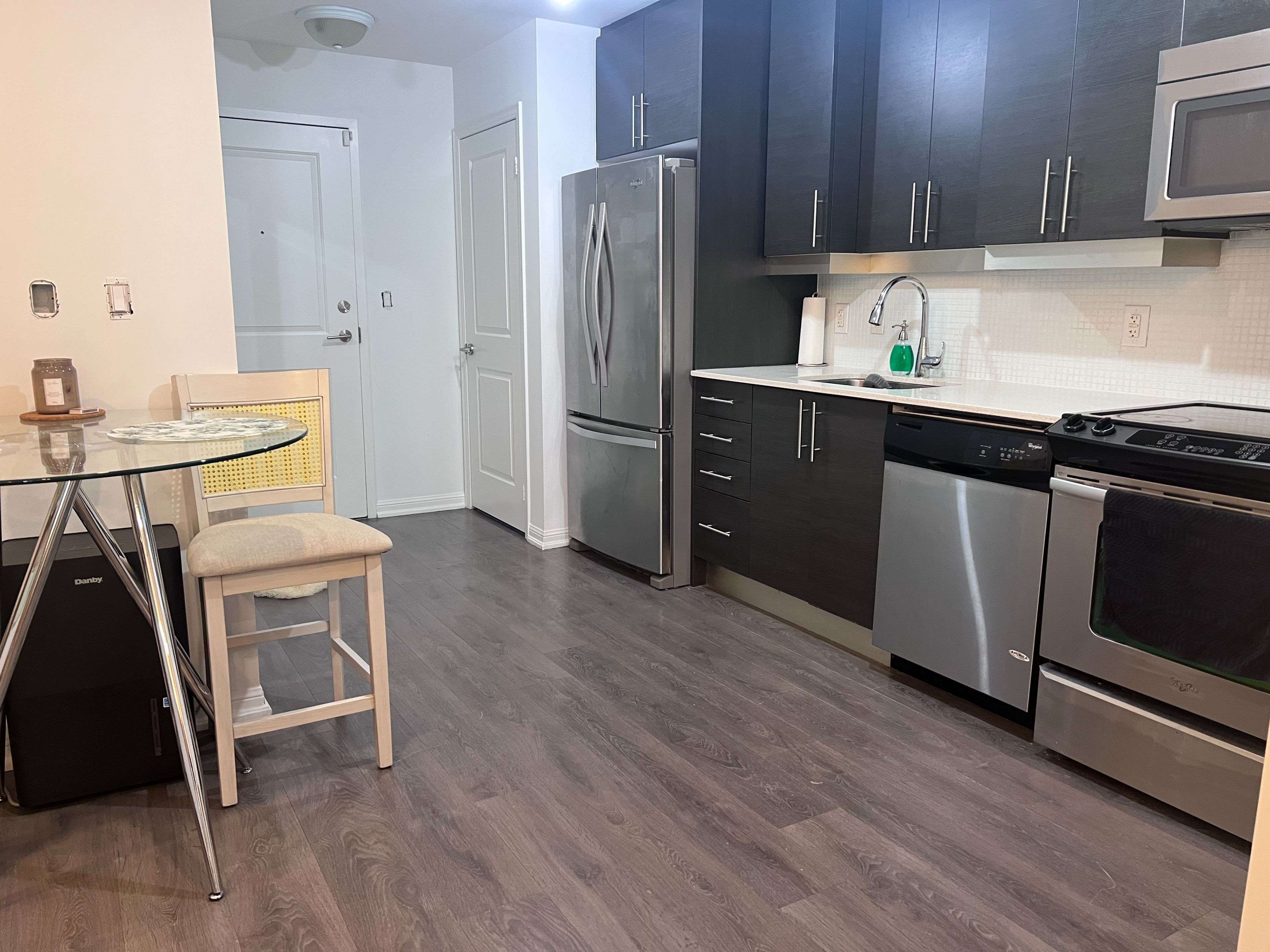 Toronto C01, ON M5V 0C2,35 Bastion ST #126