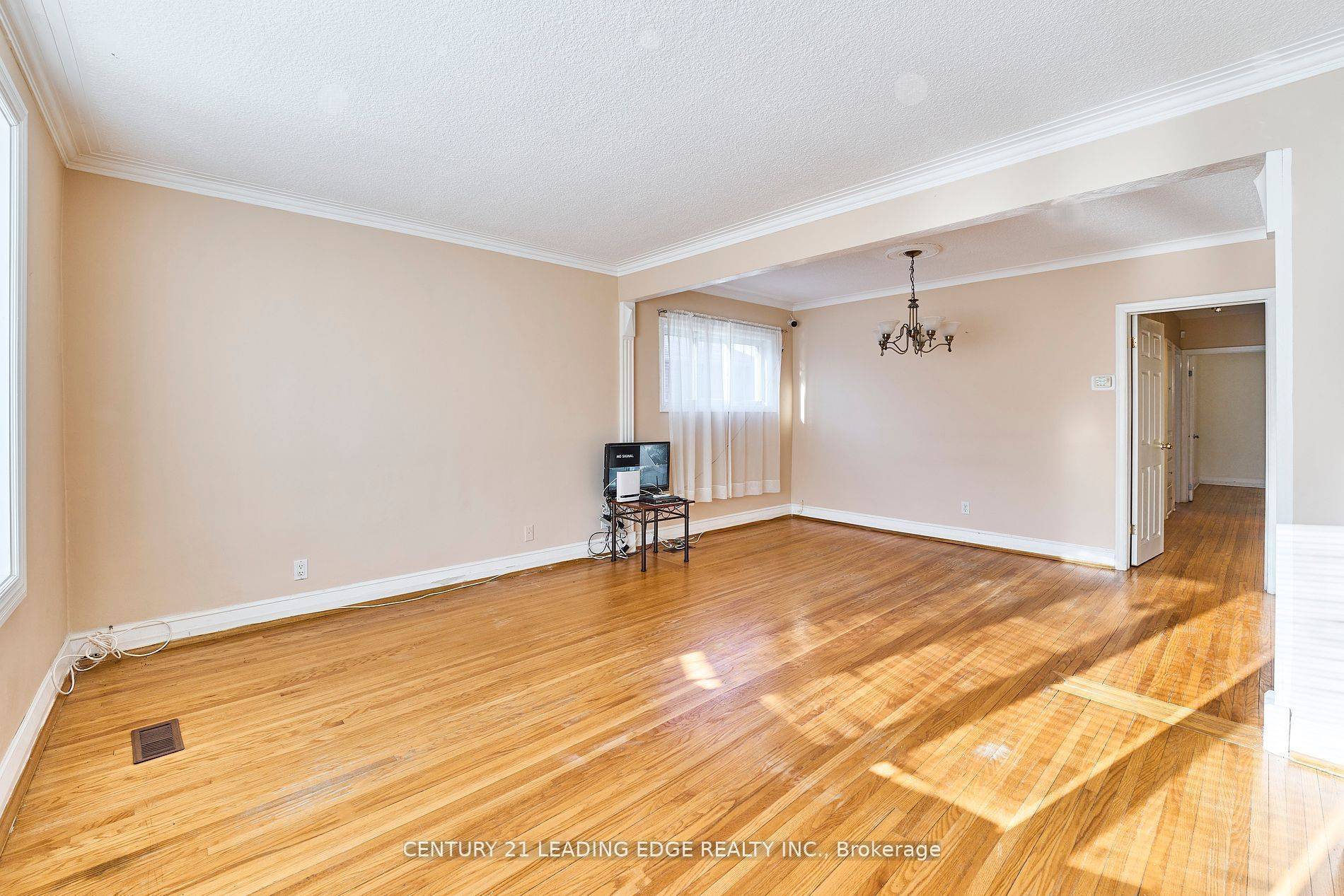 Toronto E04, ON M1P 1A3,14 Flora DR