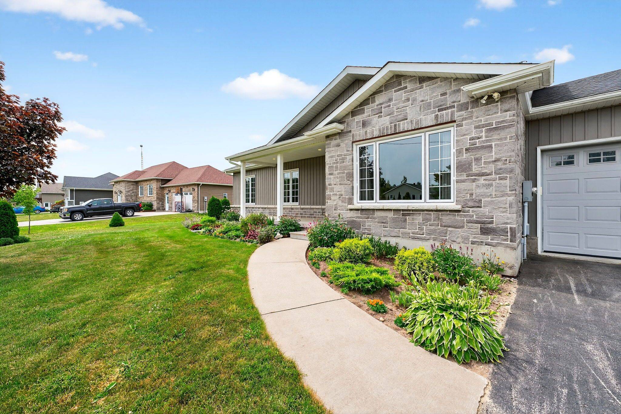 Clearview, ON L0M 1N0,164 Switzer ST