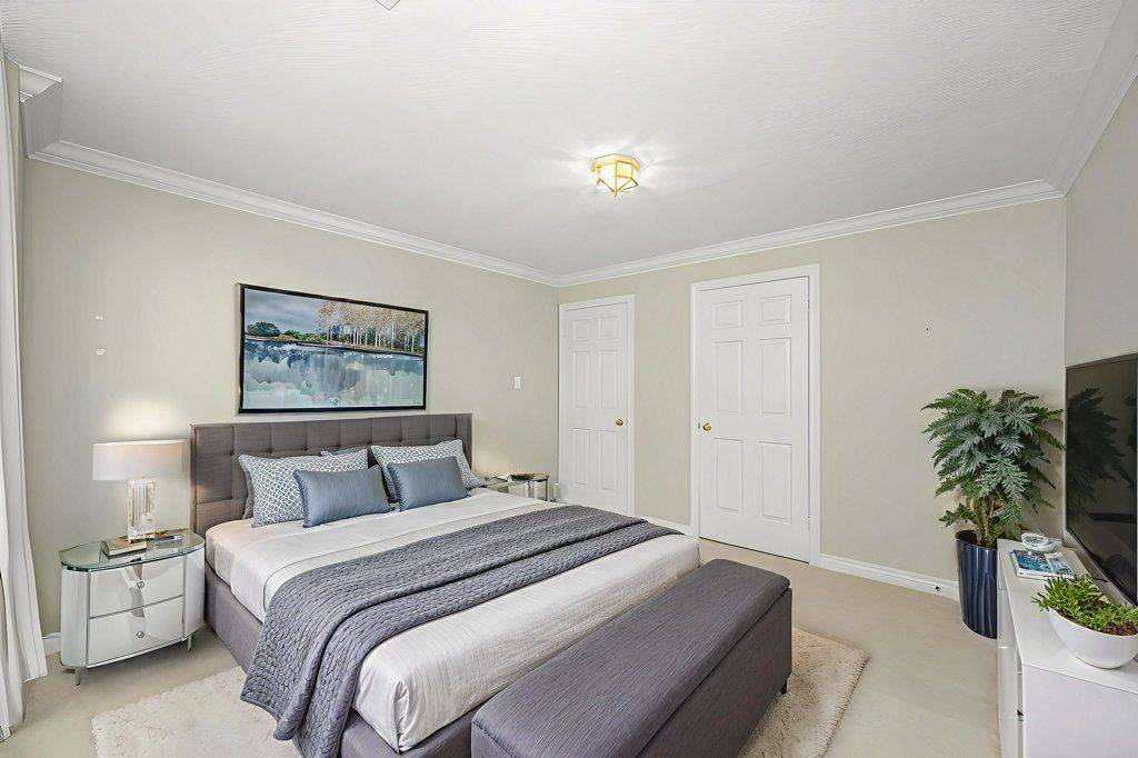 Burlington, ON L7R 1C9,2121 Lakeshore RD #203