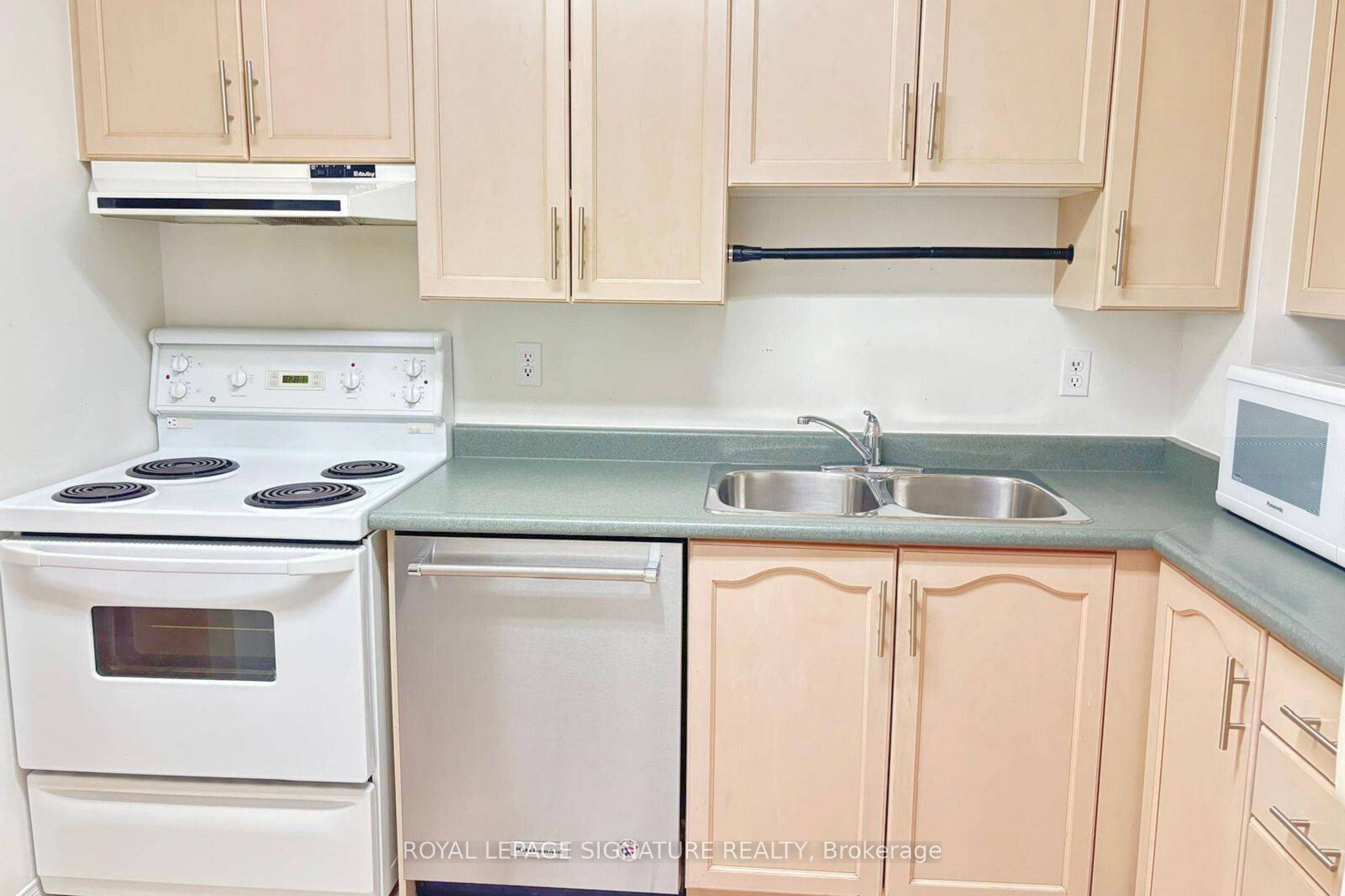 Mississauga, ON L5M 6T6,32 Tannery ST #204