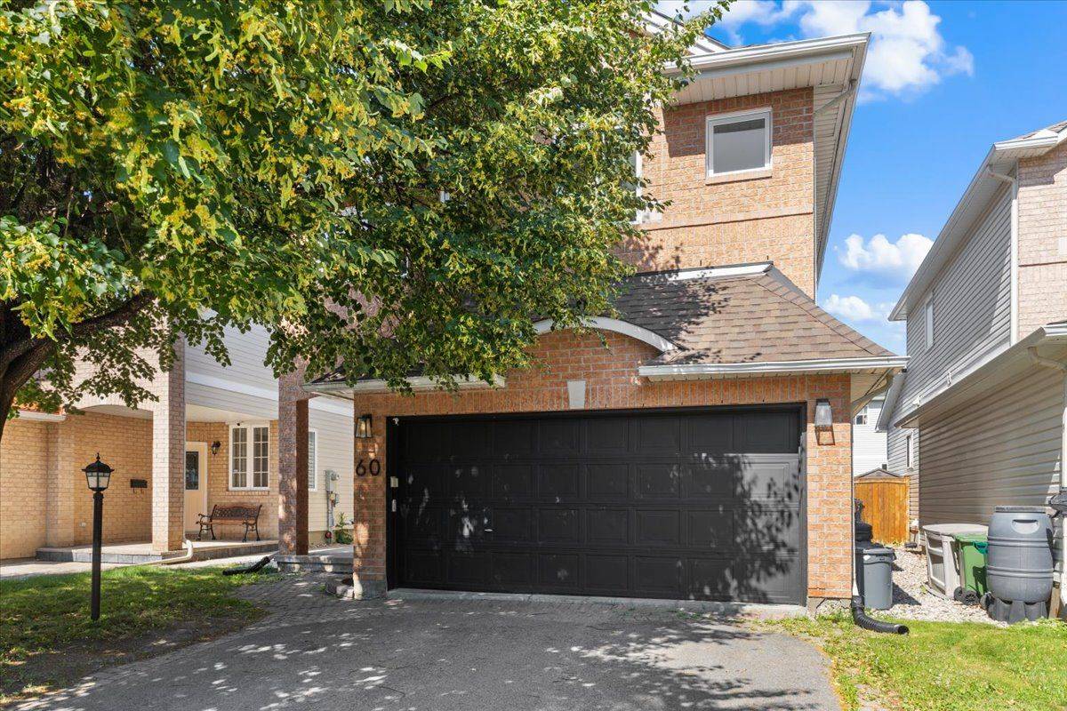 60 Golders Green LN, Barrhaven, ON K2J 5G2