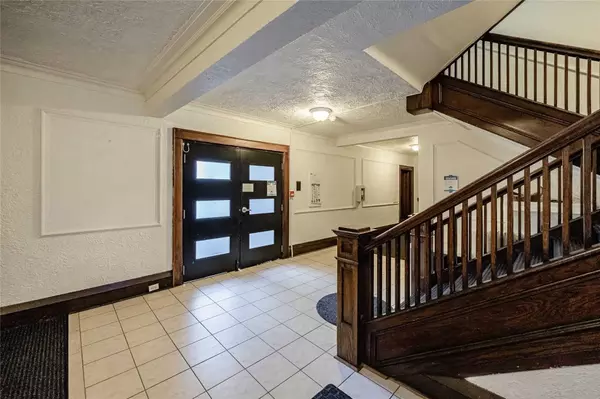 Hamilton, ON L8P 1B2,285 King ST #6
