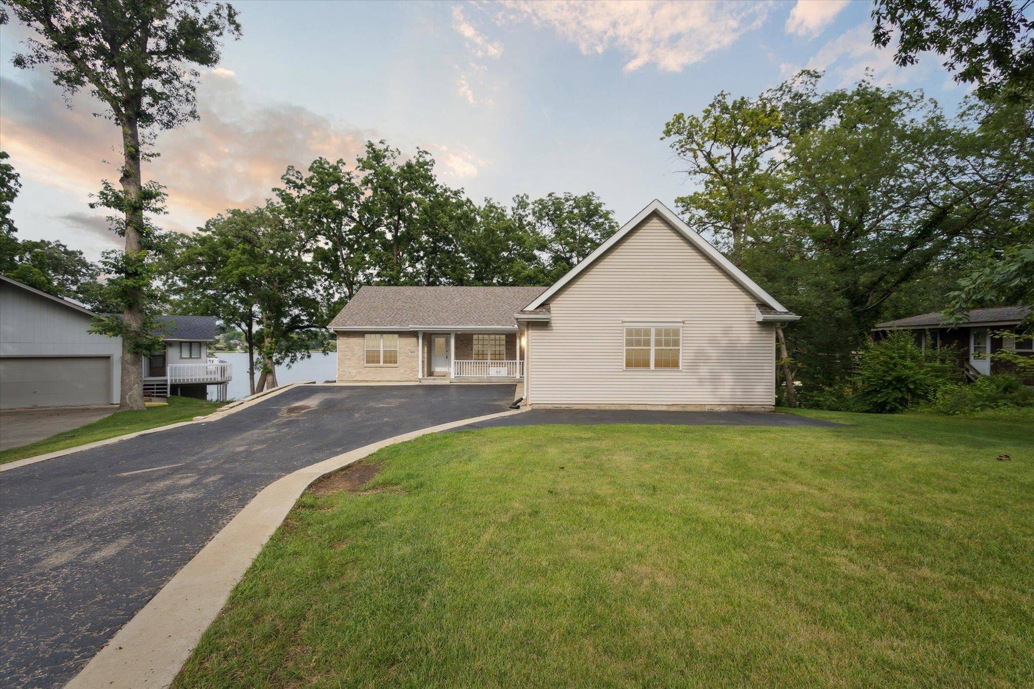1922 Dawn Pt., Lake Summerset, IL 61019