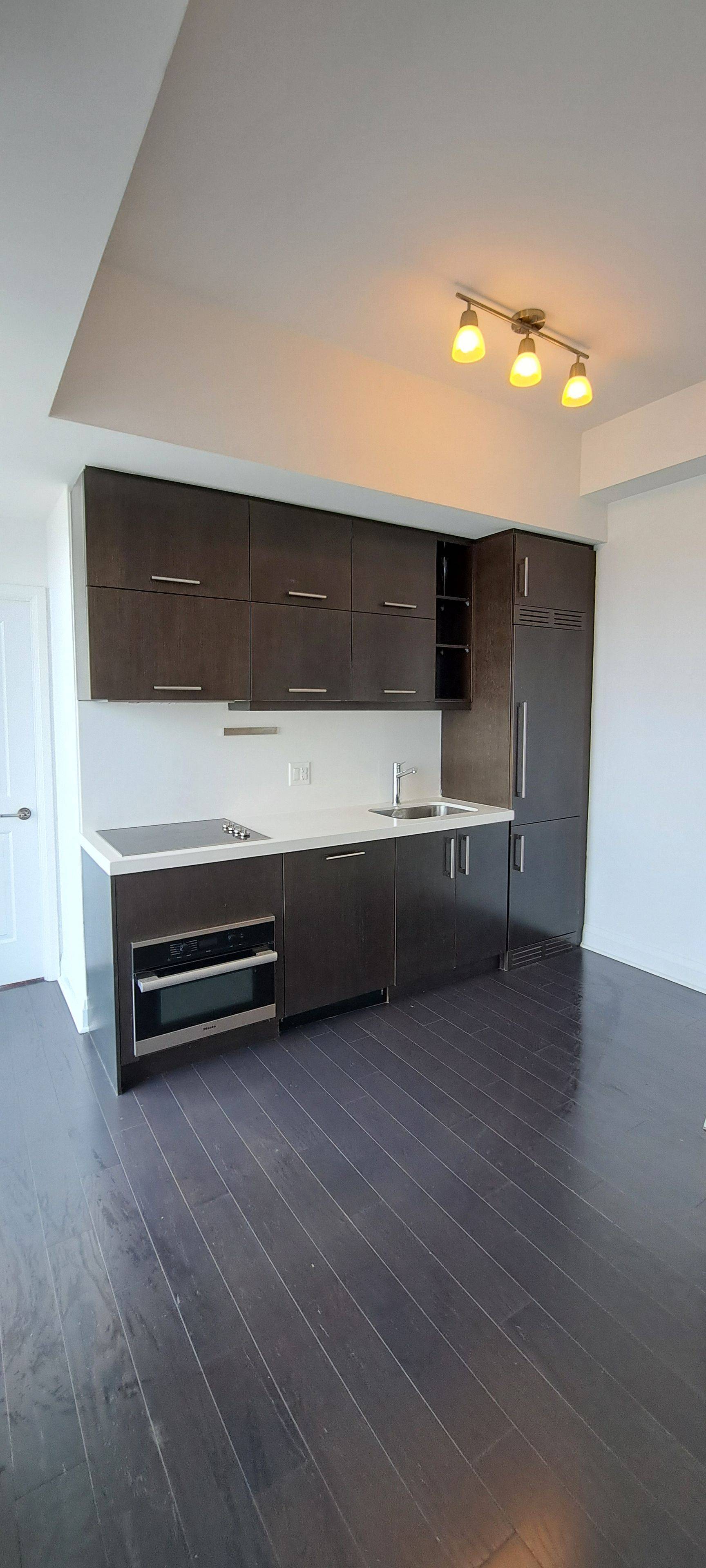 Toronto C01, ON M5S 0A6,65 St Mary ST #LPH-07