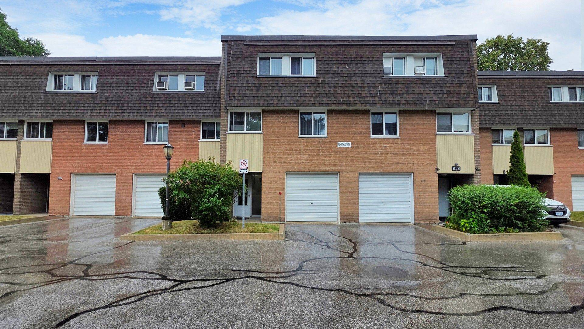 22 Tandridge CRES #812, Toronto W10, ON M9W 2P2